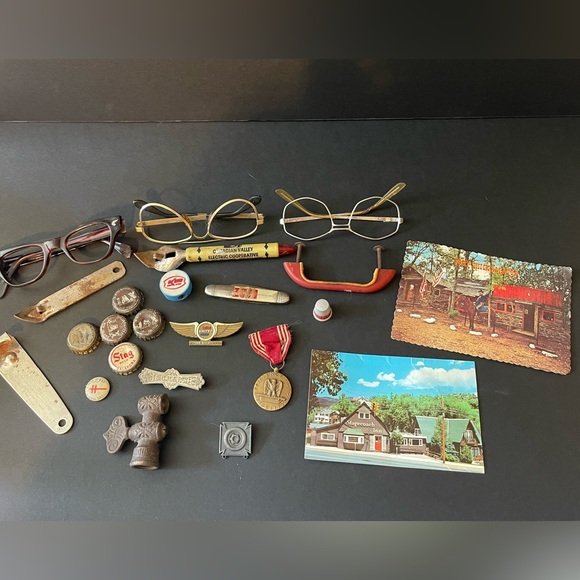Vintage lot of Eyeglasses & Bottle Caps & Knick Knacks & Beer Memorabilia - Picture 2 of 8